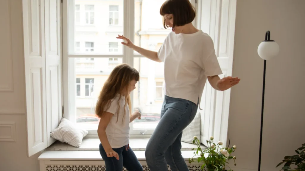 Madre e hija bailando
